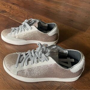 P448 Johnny Glitter sneakers size 37
Gold and Cream Color